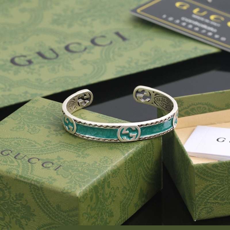 G*u*i bracelets